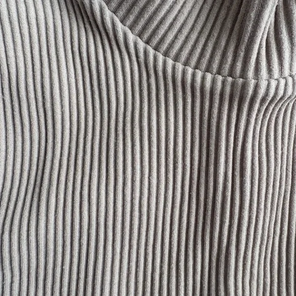 Women's Gray Ribbed Cropped Turtle Tank - Picture 2 of 2